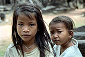 Siem Reap - children asking tips to the tourists